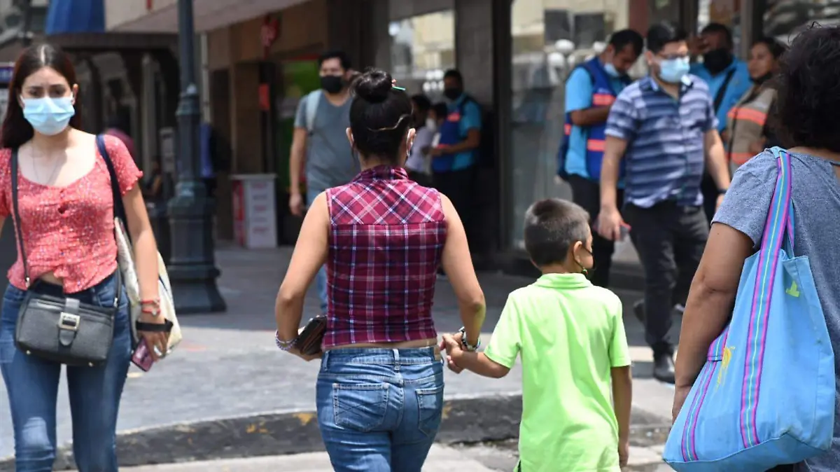 Madre e hijo caminando por la zona centro de Tampico Alejandro del Ángel (2)